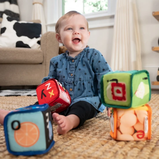 ABC textilkockák Alpha Stacks™ 4 db, 3h+ ABC textilkockák Alpha Stacks™ 4 db, 3h+ Baby Einstein 17304-4