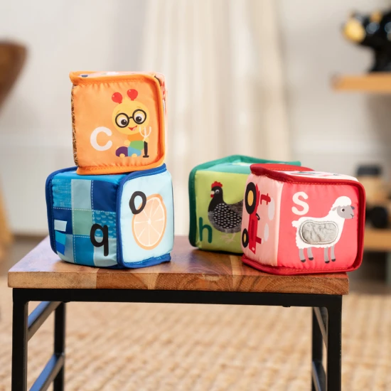 ABC textilkockák Alpha Stacks™ 4 db, 3h+ ABC textilkockák Alpha Stacks™ 4 db, 3h+ Baby Einstein 17304-4