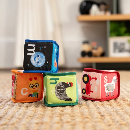 ABC textilkockák Alpha Stacks™ 4 db, 3h+ ABC textilkockák Alpha Stacks™ 4 db, 3h+ Baby Einstein 17304-4