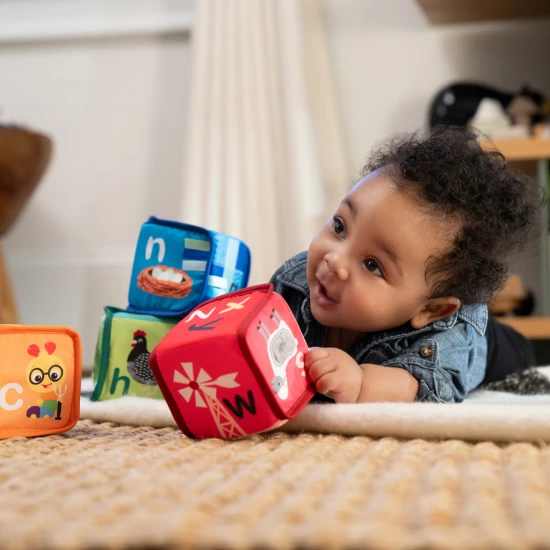ABC textilkockák Alpha Stacks™ 4 db, 3h+ ABC textilkockák Alpha Stacks™ 4 db, 3h+ Baby Einstein 17304-4
