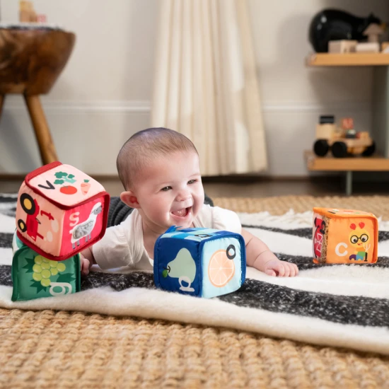 ABC textilkockák Alpha Stacks™ 4 db, 3h+ ABC textilkockák Alpha Stacks™ 4 db, 3h+ Baby Einstein 17304-4