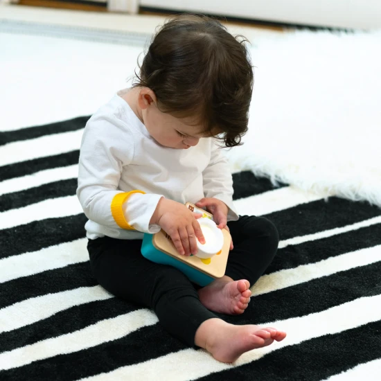 Baba Einstein kamera hanggal A színek elsajátítása gyerekjáték a Baby Einstein játékkamerával.