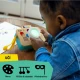 Baba Einstein kamera hanggal A színek elsajátítása gyerekjáték a Baby Einstein játékkamerával.