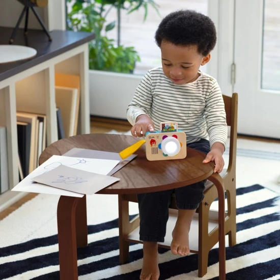 Baba Einstein kamera hanggal A színek elsajátítása gyerekjáték a Baby Einstein játékkamerával.