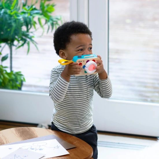 Baba Einstein kamera hanggal A színek elsajátítása gyerekjáték a Baby Einstein játékkamerával.