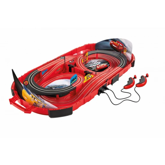 Carrera Speed Arena Disney Cars – 2,77 m hosszú pálya Villám McQueen és Dinoco Cruz autókkal, sebességszabályzóval, körszámlálóval és Disney Cars dekorációval