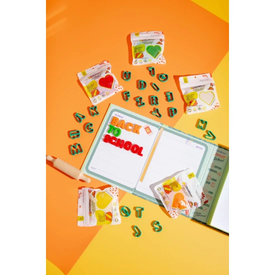 ChildGen modellező készlet Alphabet - természetes gyurma formákkal és játszószőnyeggel.