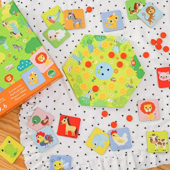 A hangmemória-játék nagyszerű játék a kicsik memóriájának fejlesztésére. Próbáld megjegyezni, hogy melyik hang melyik gombhoz tartozik, és hogy hol helyezkednek el az állatkártyák.