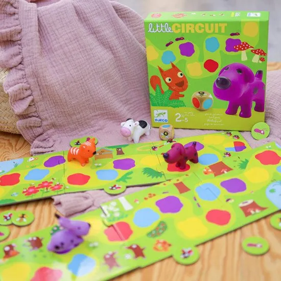 Társasjáték a legkisebbeknek. Aranyos állatok vezetik be a gyerekeket a társasjátékok alapelveibe.