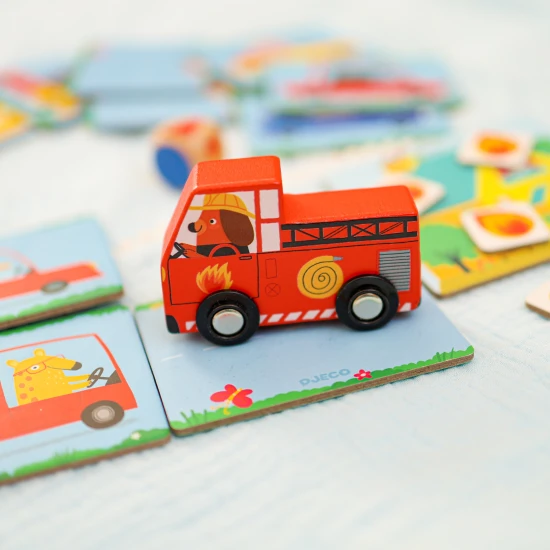 Segíts a tűzoltóknak időben a tűz helyszínére érkezni, hogy elolthassák a tüzet és megmenthessék a házat.