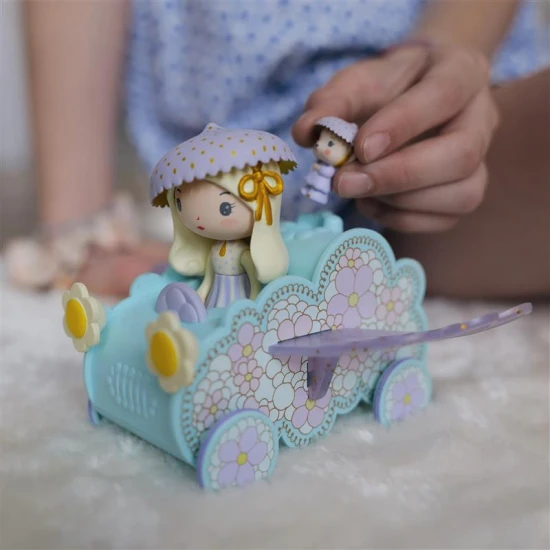 Jill és Jerry apró figurái repülő autóval