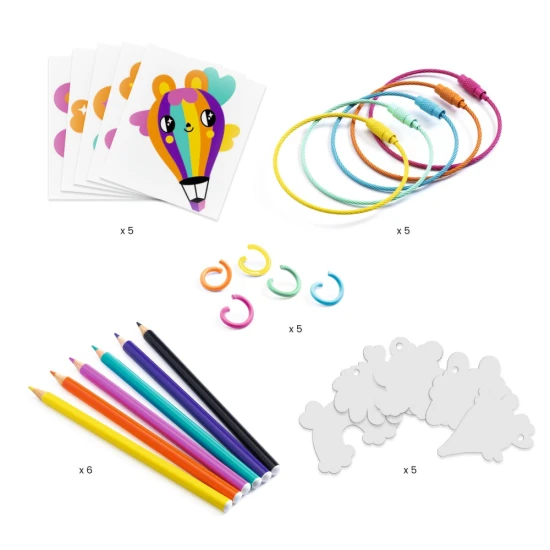 Egy kis Artistic varázslatos műanyag készlet 5 db színes, vidám kawaii motívumokkal díszített kulcstartó készítéséhez.