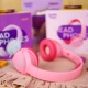 Vezeték nélküli gyerekfejhallgató Kiddoboo Flamingo Pink LED lámpával és kiváló minőségű mikrofonnal - biztonságos és stílusos fejhallgató 6 éves kortól gyerekeknek.
