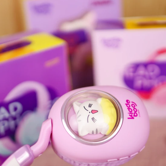 Vezeték nélküli gyerekfejhallgató Kiddoboo Delulu Lavender LED lámpával és macskafülekkel - biztonságos és stílusos fejhallgató gyerekeknek 7 éves kortól.