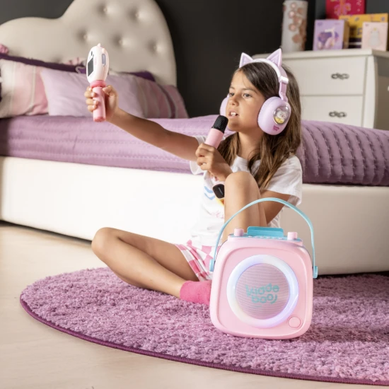 Vezeték nélküli gyerekfejhallgató Kiddoboo Delulu Lavender LED lámpával és macskafülekkel - biztonságos és stílusos fejhallgató gyerekeknek 7 éves kortól.