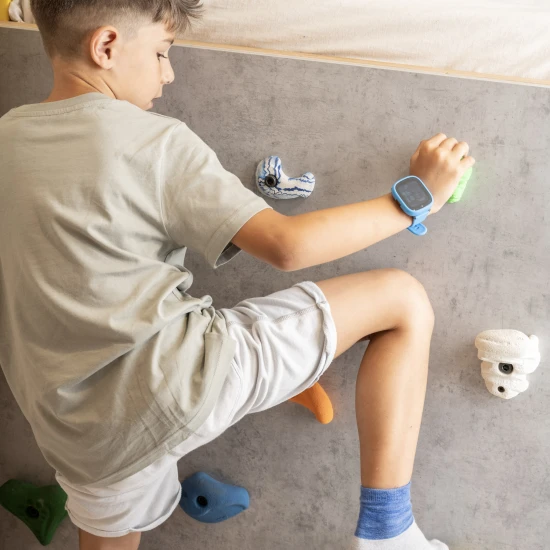 Gyermek okosóra Kiddoboo x Lagenio WatchMe 4G kék-fekete színben kijelzővel, kamerával és SOS funkcióval - biztonságos és játékos kiegészítő gyerekeknek.