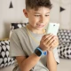 Gyermek okosóra Kiddoboo x Lagenio WatchMe 4G kék-fekete színben kijelzővel, kamerával és SOS funkcióval - biztonságos és játékos kiegészítő gyerekeknek.