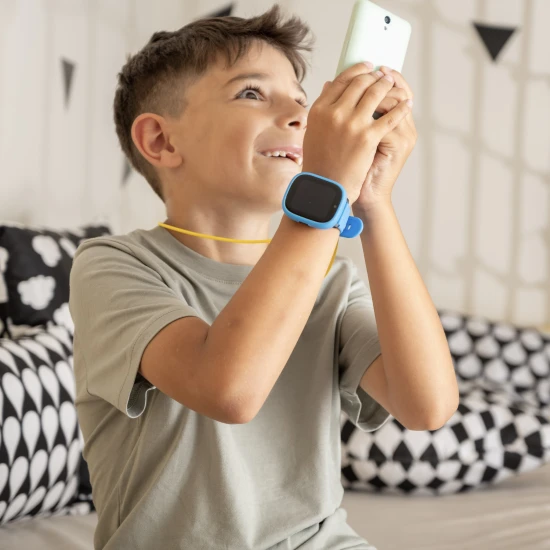 Gyermek okosóra Kiddoboo x Lagenio WatchMe 4G kék-fekete színben kijelzővel, kamerával és SOS funkcióval - biztonságos és játékos kiegészítő gyerekeknek.