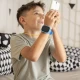 Gyermek okosóra Kiddoboo x Lagenio WatchMe 4G kék-fekete színben kijelzővel, kamerával és SOS funkcióval - biztonságos és játékos kiegészítő gyerekeknek.