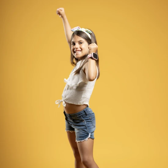 Kiddoboo x Lagenio WatchMe 4G gyerek okosóra rózsaszín-lila színben kijelzővel, kamerával és SOS funkcióval - biztonságos és játékos kiegészítő gyerekeknek.