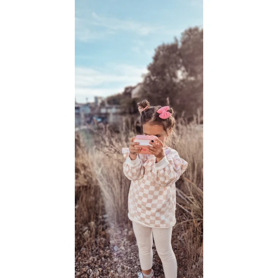 Gyerekkamera Kiddoboo FotoFun 2 Dino Pink - rózsaszín azonnali kamera gyerekeknek azonnali nyomtatással, színes markerekkel és szórakoztató képkeretekkel.