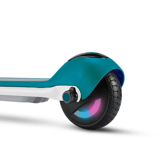 Fehér-zöld elektromos gyerekrobogó Kiddoboo KiddoRider csúszásmentes szőnyeggel, LED lámpával és összecsukható kerettel - ideális gyerekeknek 6 éves kortól.