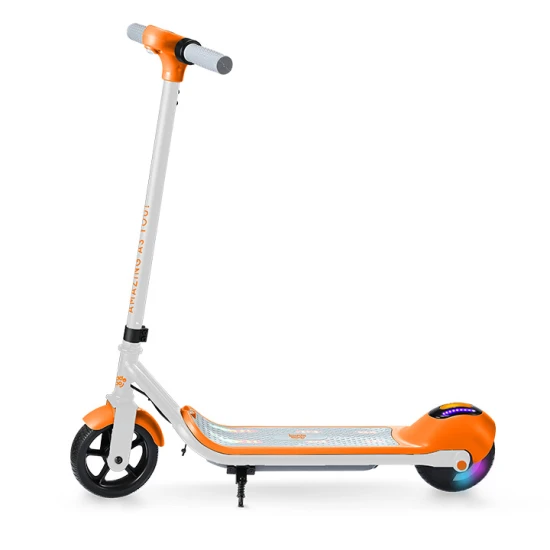 Fehér Kiddoboo KiddoRider elektromos gyerekrobogó csúszásmentes szőnyeggel, LED lámpával és összecsukható kerettel - ideális gyerekeknek 6 éves kortól.