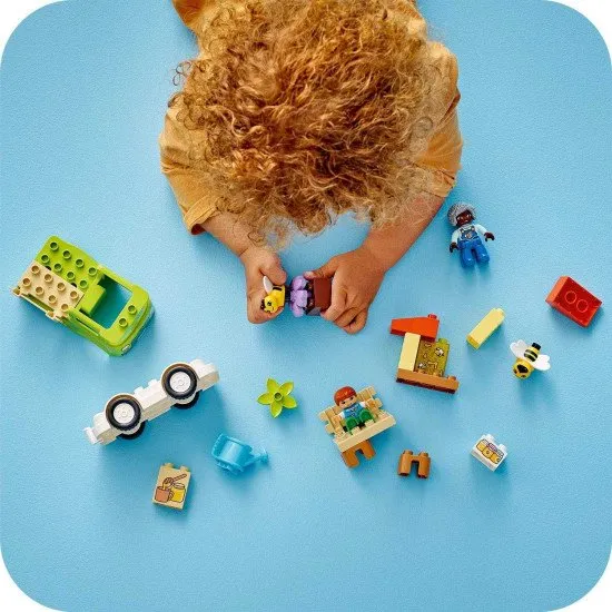 Természet témájú építőkészlet méhfigurákkal.