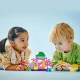 LEGO DUPLO készlet Ariellel és Šupinkával egy játékos kávésállványon.