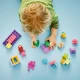 LEGO DUPLO készlet Ariellel és Šupinkával egy játékos kávésállványon.