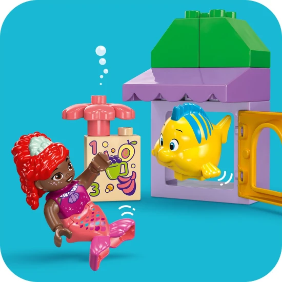 LEGO DUPLO készlet Ariellel és Šupinkával egy játékos kávésállványon.