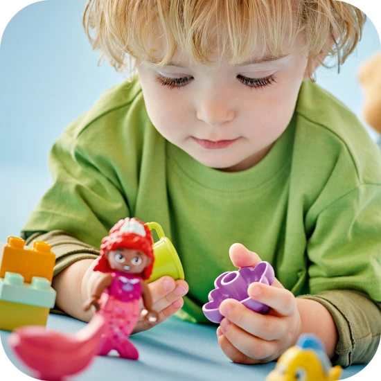 LEGO DUPLO készlet Ariellel és Šupinkával egy játékos kávésállványon.