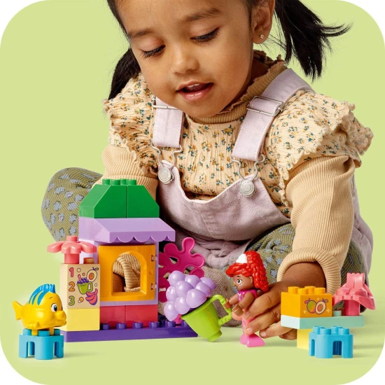 LEGO DUPLO készlet Ariellel és Šupinkával egy játékos kávésállványon.