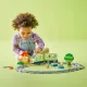 Az interaktív LEGO vonat a tó körül kacsákkal és az élettel teli parkban halad át, hangokat és fényhatásokat keltve.