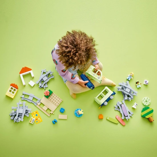 Az interaktív LEGO vonat a tó körül kacsákkal és az élettel teli parkban halad át, hangokat és fényhatásokat keltve.