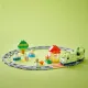 Az interaktív LEGO vonat a tó körül kacsákkal és az élettel teli parkban halad át, hangokat és fényhatásokat keltve.
