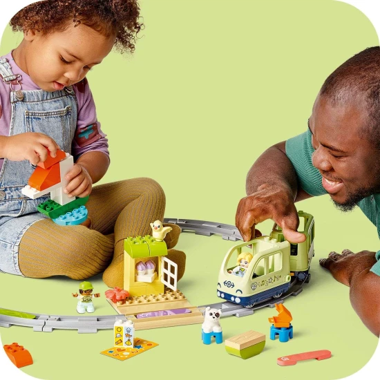 Az interaktív LEGO vonat a tó körül kacsákkal és az élettel teli parkban halad át, hangokat és fényhatásokat keltve.