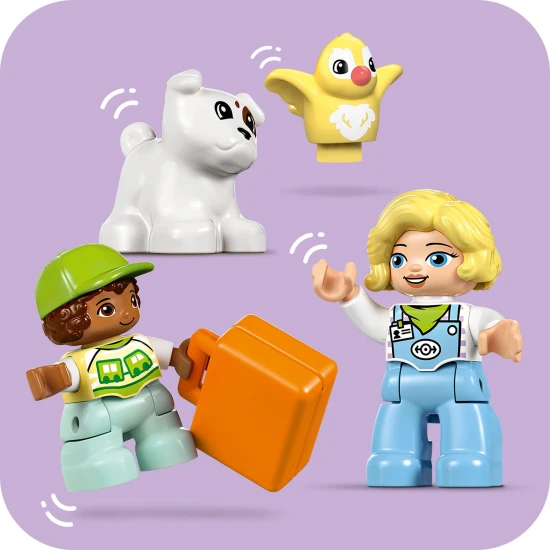 Az interaktív LEGO vonat a tó körül kacsákkal és az élettel teli parkban halad át, hangokat és fényhatásokat keltve.