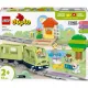 Az interaktív LEGO vonat a tó körül kacsákkal és az élettel teli parkban halad át, hangokat és fényhatásokat keltve.