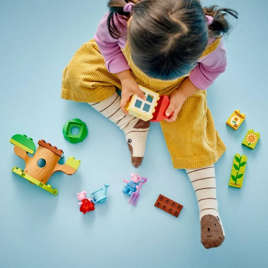 LEGO® DUPLO® Peppa malac – Kert és faház Peppával és Tomival a kertben.