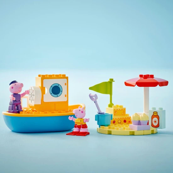 Peppa Pig és LEGO® DUPLO® csónakja a tengerparton, homokvárral