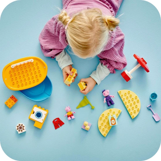 Peppa Pig és LEGO® DUPLO® csónakja a tengerparton, homokvárral