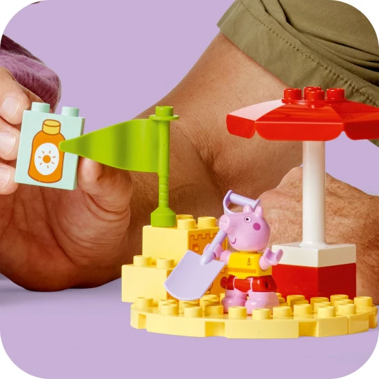Peppa Pig és LEGO® DUPLO® csónakja a tengerparton, homokvárral
