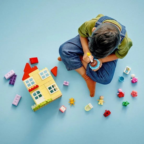 Peppa Pig a LEGO® DUPLO®-val ünnepli születésnapját – dekoráció, torta és szórakozás egy pónival és egy birkával