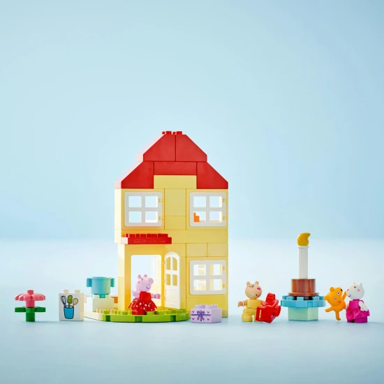 Peppa Pig a LEGO® DUPLO®-val ünnepli születésnapját – dekoráció, torta és szórakozás egy pónival és egy birkával