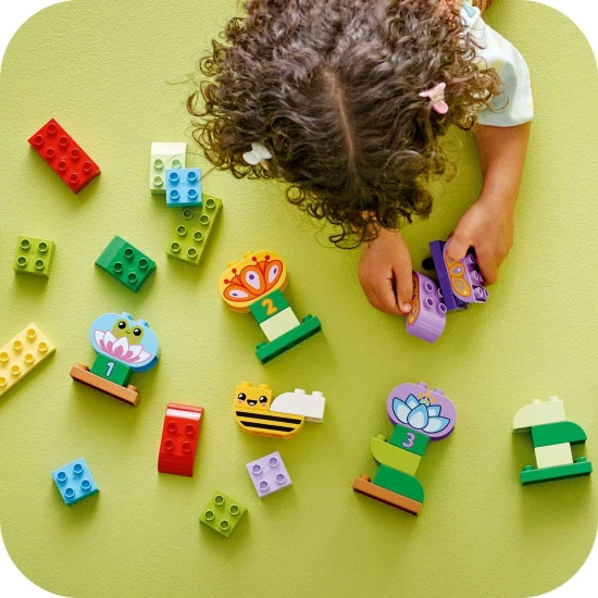 LEGO Kreatív kert virágokkal, méhekkel, pillangókkal és egy békával – színes építőkészlet kisgyermekek számára