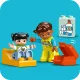 LEGO DUPLO mentőautó és sofőr egy lány, egy sofőr és egy mentőautó figurákkal, gyermek építőkészlet a szociális készségek és motoros készségek fejlesztéséhez.