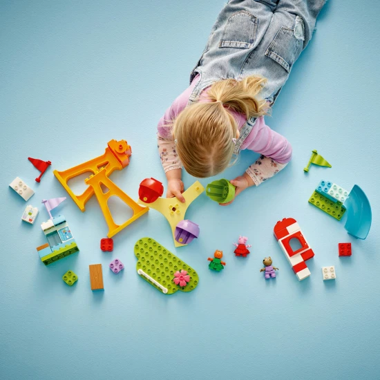 LEGO DUPLO Vidámpark Peppa, Cili és Dany óriáskeréken és csúszdával.