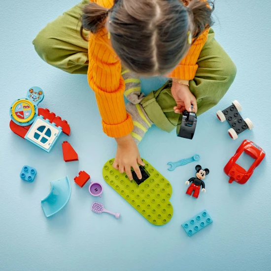LEGO DUPLO Mickey Mouse klub interaktív kerékkel és megépíthető játékautóval