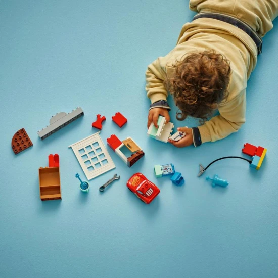 LEGO DUPLO 10456 – McQueen és látogatás Dr. Hudson garázsában autóval és kiegészítőkkel
